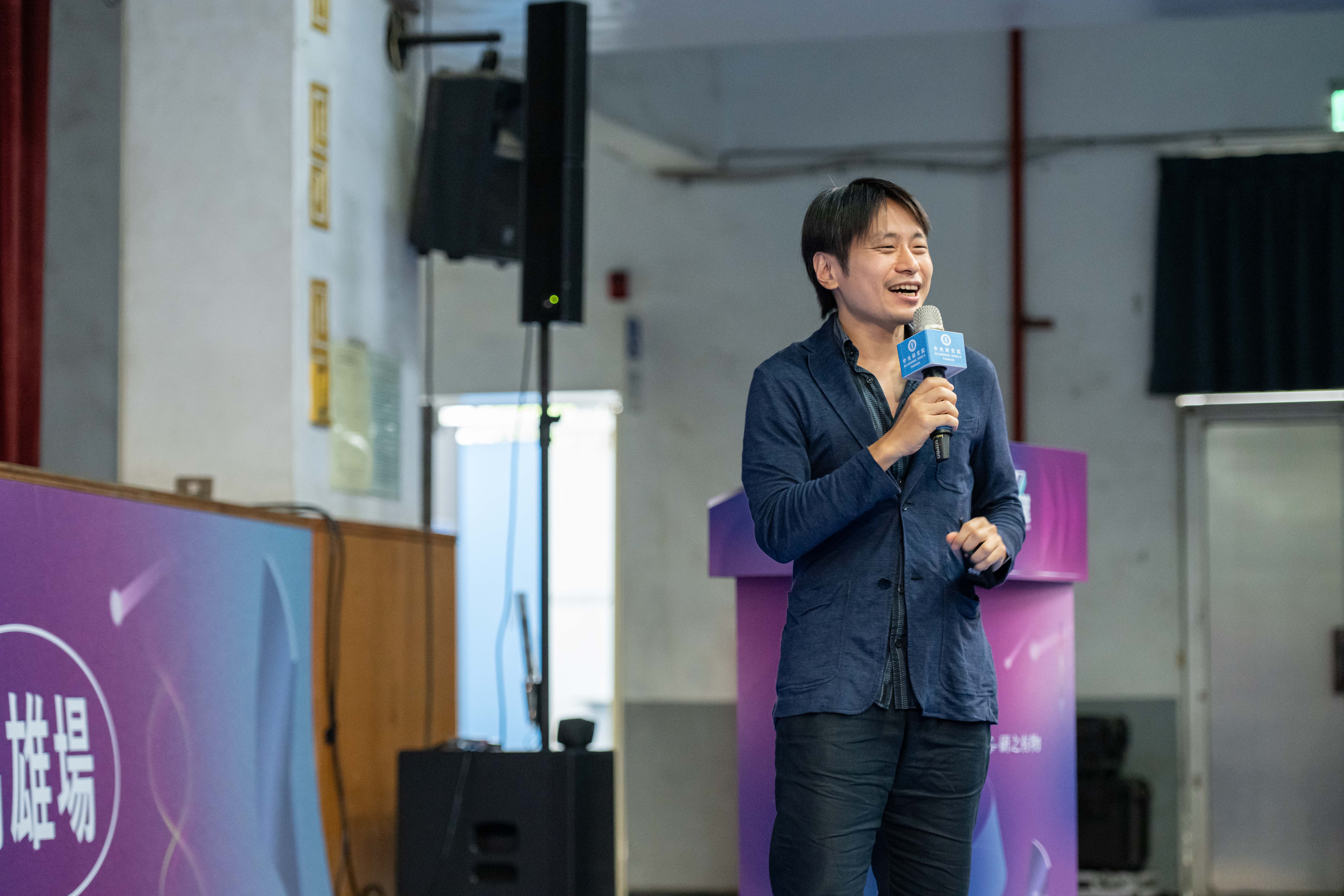 中研院資訊所黃瀚萱副研究員主講「AI 也要考試：如何測量大型語言模型(LLM)的能力？」。（圖片來源：中央研究院）